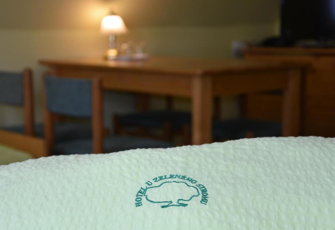 Hotel U Zeleneho Stromu - Zum Gruenen Baum Hřensko Eksteriør billede