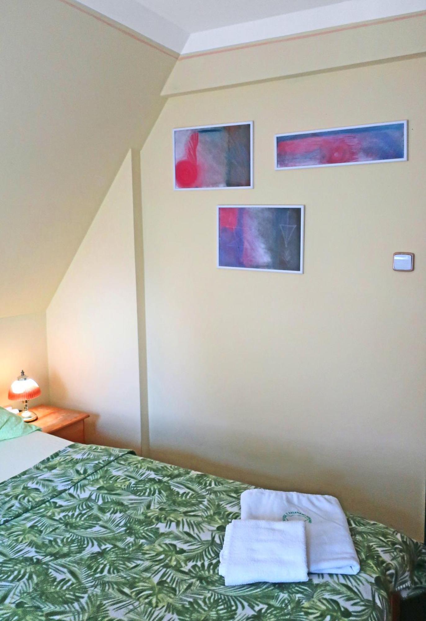 Hotel U Zeleneho Stromu - Zum Gruenen Baum Hřensko Eksteriør billede