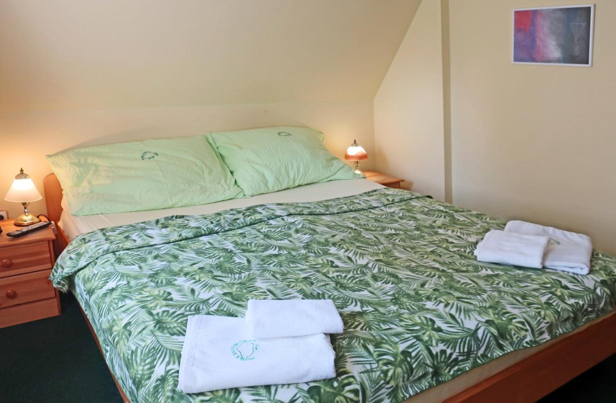 Hotel U Zeleneho Stromu - Zum Gruenen Baum Hřensko Eksteriør billede